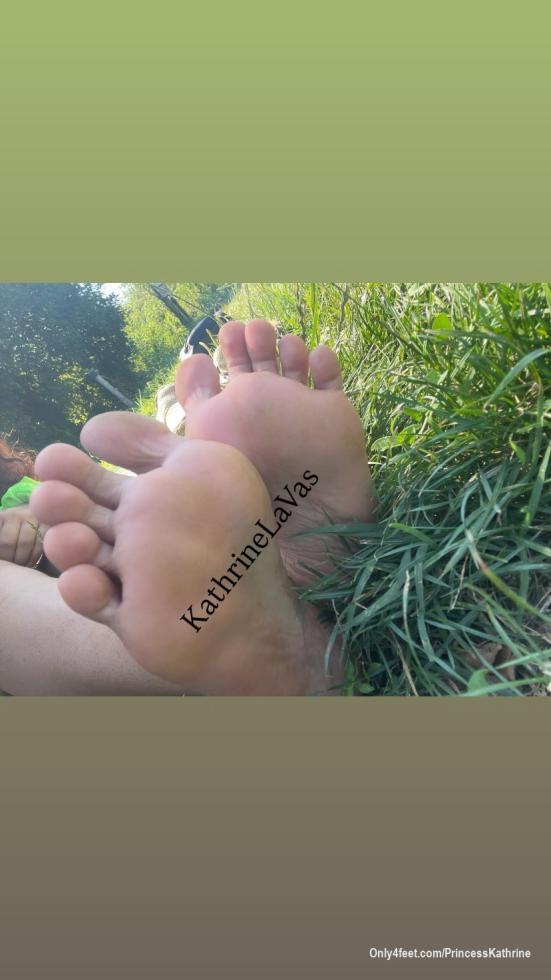 Piante tutte da onorare nella natura ☺️🦶🥰
#feetmodel#piante#nature#modella
#fetishmodel#beautifulfeet#katlavas
#kathrinelavas#followme🔥